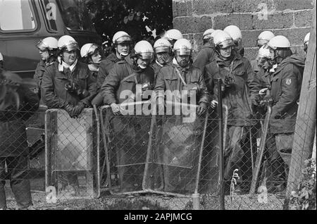 Dimostrazione contro la centrale nucleare di Kalkar; depositi di polizia tedesca Data: 24 settembre 1977 luogo: Kalkar Parole Chiave: Polizia, dimostrazioni, centrali nucleari Foto Stock