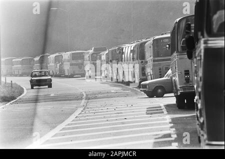 Dimostrazione contro la centrale nucleare di Kalkar; file di autobus con banner Data: 24 settembre 1977 Località: Kalkar Parole Chiave: Autobus, dimostrazioni, centrali nucleari, banner Foto Stock