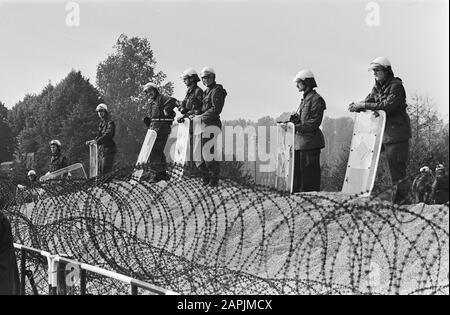 Dimostrazione contro la centrale nucleare di Kalkar; depositi di polizia tedesca Data: 24 settembre 1977 luogo: Kalkar Parole Chiave: Polizia, dimostrazioni, centrali nucleari Foto Stock