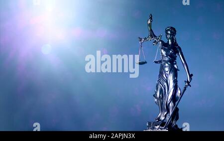 Lady justitia o giustizia - figurine bendate che tengono bilance - immagine panoamica con spazio di copia. Foto Stock