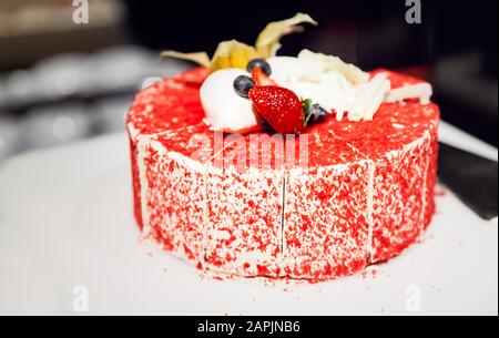 Deliziosa torta di velluto rosso Fatta In Casa con crema colorata di formaggio glassa. Dolci, Dolci, Dolci E Ricette Da Forno. Industria Alimentare, Ristorante, Foto Stock