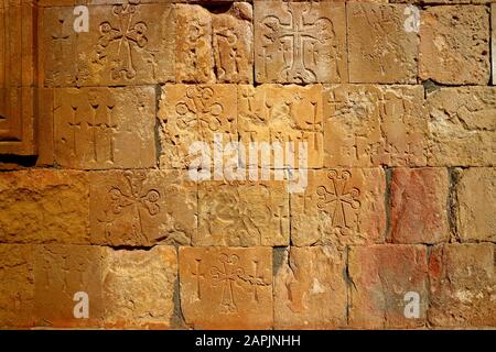 Il Muro Esterno di Surb Astvatsatsin o la Chiesa di Santa Madre di Dio al complesso del Monastero di Noravank in Armenia Foto Stock