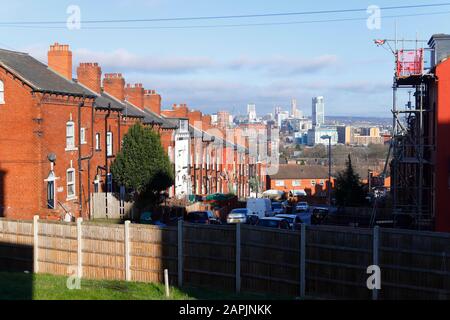 Vecchie case con un moderno centro cittadino in via di sviluppo a Leeds, West Yorkshire, Regno Unito Foto Stock