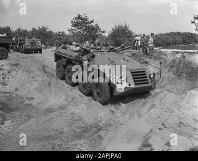 Dimostrazione di veicoli militari esistenti e di recente sviluppo presso l'area di formazione Oirschot vicino alla dimostrazione di Eindhoven con un nuovo tipo di auto blindata YP408 Data: 16 giugno 1959 luogo: Oirschot Parole Chiave: Esercito, veicoli militari Foto Stock