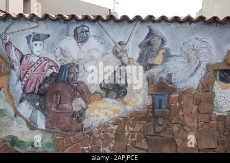 Una foto a muro raffigurante i Mamuthoni e gli Issohadores, in Sardegna, Italia Foto Stock