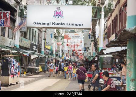 Jalan Petaling Chinatown, Kuala Lumpur, Malesia: 31 marzo 2019: I turisti che acquistano nella famosa Petaling Street di Kuala Lumpur. Foto Stock
