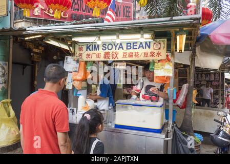 Petalang St. Kuala Lumpur, Malesia: 31 marzo 2019: Stalla di carne Petalang St. Che vende spuntini di soia. Foto Stock