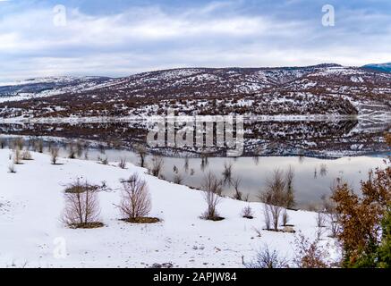 OZ Cayi (Creek), proprio vicino alla strada Ankara modulo, strada in una giornata di neve. Foto Stock