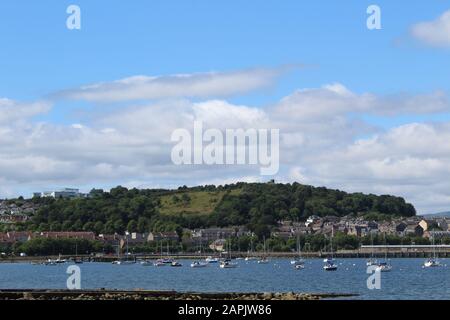 Villaggio vicino all'acqua con barche a Battery Park, Greenock, Scozia, Regno Unito Foto Stock