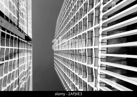 Fotografia urbana in bianco e nero di Londra: Vista dall'angolo basso dell'edificio del Center Point nel centro di Londra. Foto Stock