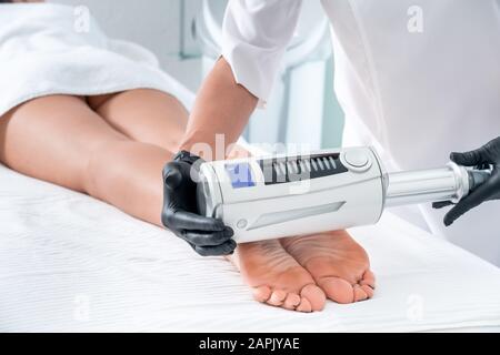 Vista parziale di cosmetologo nei guanti di gomma facendo terapia endospheres Foto Stock