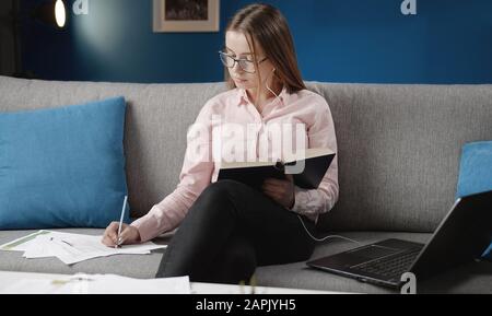 Donna che studia a casa Foto Stock