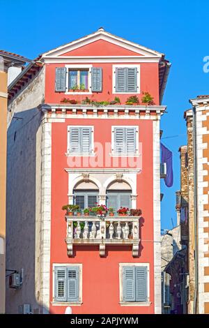 Bella casa con balcone nel centro storico di Rovigno, Istria, Croazia Foto Stock
