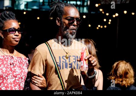 London Street: Coppia Africano-Caraibica, matura, maschio, Foto Stock