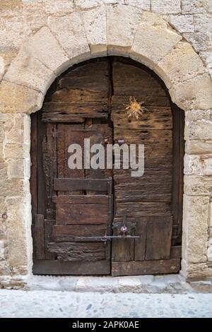 Vecchia porta di legno nella città medievale di Besalu in Catalunia, Spagna Foto Stock