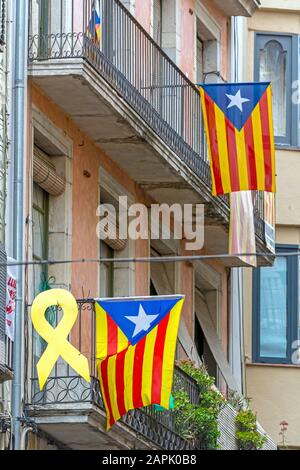 Bandiera della Catalogna sul balcone edificio a Girona, Spagna Foto Stock