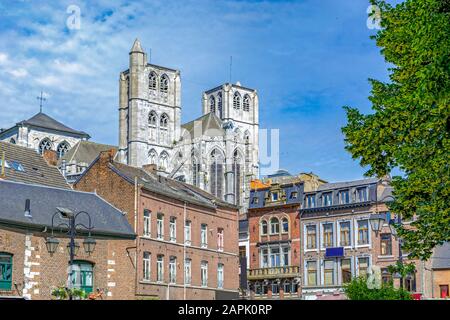 Huy in Belgio, regione vallona, chiesa gotica di Notre-Dame e vecchi edifici Foto Stock