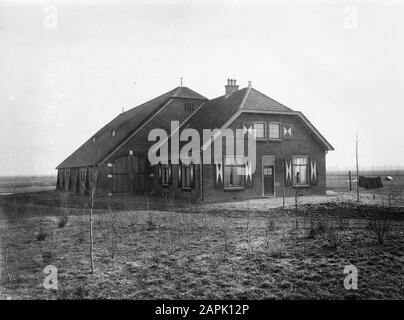 Agriturismo Tumulohoeve in Zeijerveld Annotazione: Het Zeijerveld è una superficie di 620 ettari situato sul lato nord-ovest di Assen nella provincia di Drenthe (Paesi Bassi). Fu acquistata come terra feroce nel 1907 dagli agricoltori di Zeijer da Jacob Theoporta Cremer, presidente della Nederlandsche Handel-Maatschappij e ex ministro Delle Colonie. Cremer aveva la zona minata dalla Nederlandsche Heidemaatschappij negli anni precedenti la Prima guerra mondiale. Dalla Drentsche Hoofdvaart, l'Asserwijk è stata scavata per il drenaggio e il trasporto. Lungo e vicino ad Asserwijk, Cremer aveva 15 fattorie costruite, con un siz Foto Stock