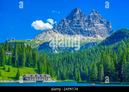 Tre Cime di Lavaredo vista dal lago di Misurina nelle Dolomiti, in Italia d'estate Foto Stock