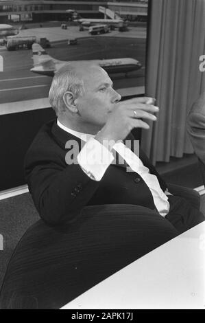 Den Uyl (PVDA) arriva a Schiphol dalle Antille Olandesi. Den Uyl Hand to head Data: 14 January 1970 luogo: Noord-Holland, Schiphol Parole Chiave: Arrivi Nome personale: Uyl, Joop den Foto Stock