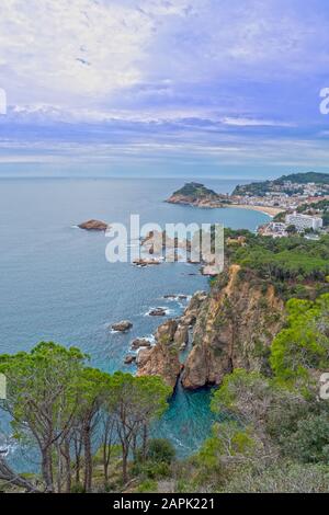 Costa Brava Mediterraneo paesaggio marino in Catalogna, Spagna, con la fortezza di Tossa de Mar Foto Stock