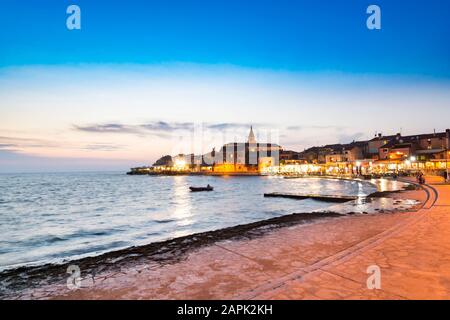 Umago, città della penisola dell'Istria, Croazia, sul mare Adriatico, vista al tramonto. Foto Stock