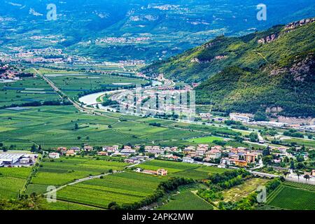 Valle del fiume Adige e autostrada del Brennero by Besenelllo, provincia di Trento, Italia Foto Stock