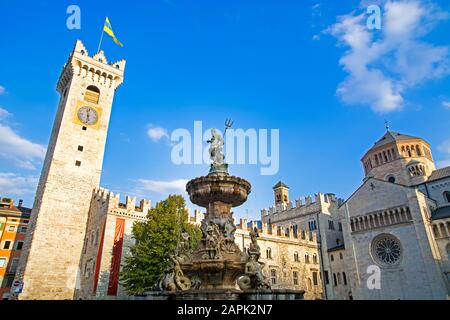 Piazza principale di Trento, Trentino, Italia, Piazza Duomo, con torre dell'orologio e la Fontana del Nettuno in stile tardo barocco Foto Stock