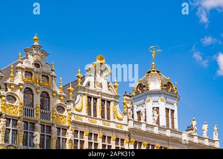 Dettaglio degli edifici delle sale corporative nella piazza principale di Grote markt a Bruxelles, Belgio Foto Stock