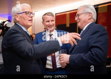 Stoccarda, Germania. 23rd Gen 2020. Emil Sänze (l), vicepresidente del gruppo parlamentare AFD del Parlamento statale del Baden-Württemberg, Björn Höcke (M), presidente del gruppo parlamentare AFD della Turingia, E Bernd Gögel, presidente del gruppo parlamentare AFD del Parlamento statale del Baden-Württemberg, partecipano all'accoglienza del gruppo parlamentare AFD nel foyer del Parlamento statale di Stoccarda. Credito: Tom Weller/Dpa/Alamy Live News Foto Stock