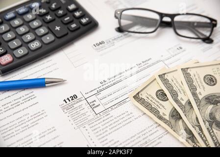 Noi sotto forma di imposta sulla scrivania composizione. Imposta sul reddito concetto Foto Stock