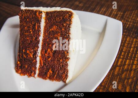 Ampia fetta di torta di carote con glassa al formaggio cremoso Foto Stock