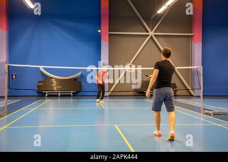 Praga, Repubblica Ceca - 18.01.2020: Campi da badminton indoor con giocatori in competizione, sport amatoriale a Praga, Repubblica Ceca Foto Stock