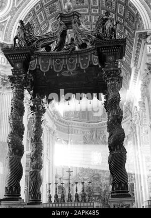 Roma: Visita alla Città del Vaticano Descrizione: Dettaglio del Baldachin del Bernini in ascesso alla Basilica di San Pietro con sullo sfondo la Cattedrale Petri Data: Dicembre 1937 Località: Italia, Rom, Città del Vaticano Parole Chiave: Architettura, barocco, scultura, angeli, interno, edifici della chiesa Nome dell'istituto: San Pietro Foto Stock