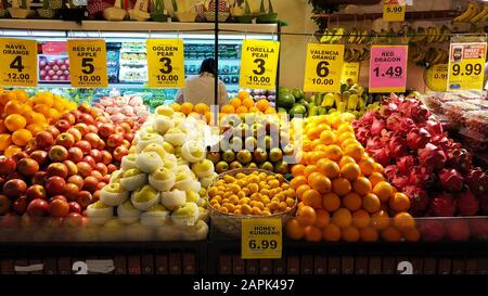 Bella impaginazione di frutta in un supermercato asiatico. Foto Stock