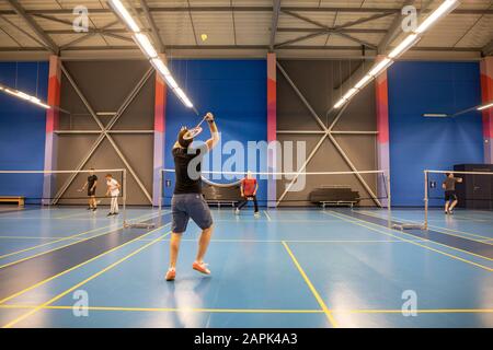 Praga, Repubblica Ceca - 18.01.2020: Campi da badminton indoor con giocatori in competizione, sport amatoriale a Praga, Repubblica Ceca Foto Stock