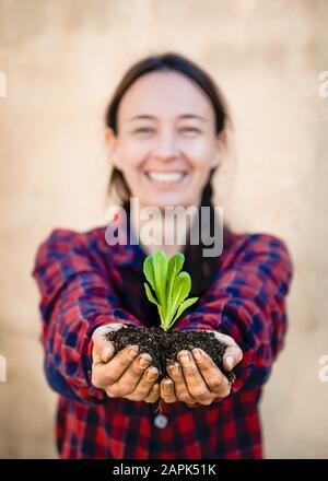 Giovane donna che fa giardinaggio urbano il giorno di sole in primavera Foto Stock