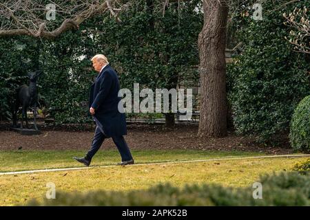 Washington, Stati Uniti. 23rd Gen 2020. Il presidente degli Stati Uniti Donald Trump esce dall'Ufficio ovale e cammina attraverso il prato meridionale della Casa Bianca per salire a bordo di Marine One a Washington, DC giovedì 23 gennaio 2020. Trump si sta recando in Florida e dovrebbe comparire alla riunione annuale invernale del Comitato Nazionale Repubblicano presso il Trump National Doral Resort. Foto di Ken Cedeno/UPI Credit: UPI/Alamy Live News Foto Stock