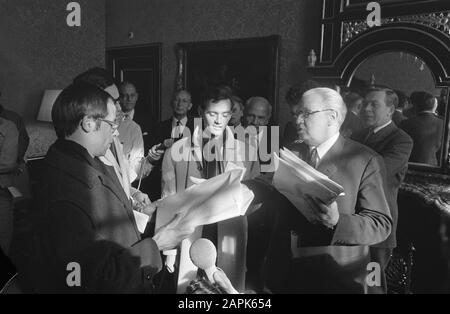 Soldati di condscript dimostrare con segni di più stipendio L'Aia. Protesters Data: 29 Ottobre 1969 Luogo: L'Aia, Zuid-Holland Parole Chiave: Mitarien, Manifestanti, Stipendi Foto Stock