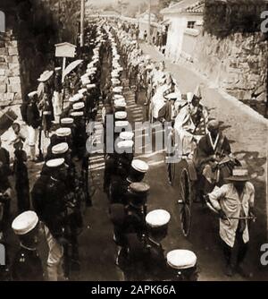 Battaglia di Port Arthur 1904 - processione funeraria di ufficiali uccisi a Port Arthur. La guerra iniziò con l'attacco giapponese a Port-Arthur (allora russo), la notte tra l'8 e il 9 febbraio 1904 e terminò nel 1905 Foto Stock