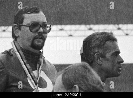 World Cycling Championships 1979 allo Stadio Olimpico di Amsterdam, soggiorno per professionisti Descrizione: Campione del mondo Martin Venix nella maglia arcobaleno e gangmaker Noppie Koch Data: 2 settembre 1979 posizione: Amsterdam, Noord-Holland Parole Chiave: Tributi, sport, ciclismo Nome personale: Koch, Noppie, Venix, Martin Foto Stock