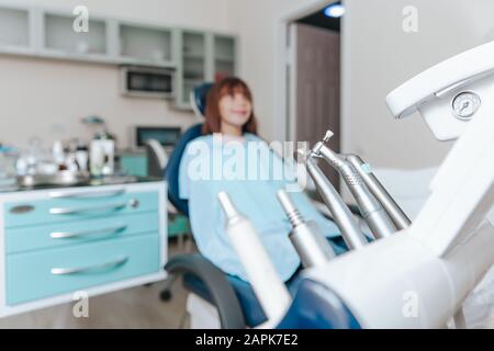 Diversi strumenti dentali e strumenti in un ufficio dentisti Foto Stock