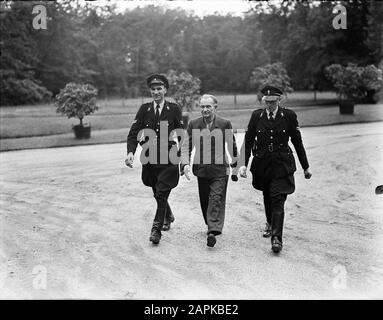 Christiansen per il piatto Annotazione: General der Flieger Friedrich Christiansen, vml. Wehrmachtsbefehlhaber nei Paesi Bassi è diretto al Tribunale del Tribunale speciale di Arnhem. È stato infine condannato a dodici anni per crimini di guerra (compreso Putten). Nel 1951, tuttavia, fu rilasciato di nuovo dopo il perdono dalla regina Juliana. Data: 20 luglio 1948 luogo: Arnhem, Gelderland Parole Chiave: Miilairen, giurisprudenza, seconda guerra mondiale Nome Della Persona: Christiansen, Friedrich Foto Stock