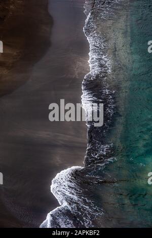 Un'immagine aerea dall'alto verso il basso di una spiaggia in paesaggio. Foto Stock