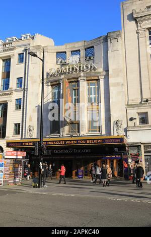 Il Dominion Theatre su Tottenham Court Road, nel West End di Londra, nel Regno Unito Foto Stock