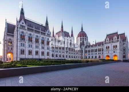 Budapest parlament al tramonto. Budapest parlament si trova sul Danubio a Budapest, Ungheria. Foto Stock