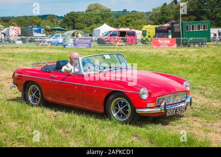 Un'auto sportiva britannica MGB open-top rossa dalla 1970s in mostra alla fiera Heddington Country Fair nel Wiltshire Inghilterra UK Foto Stock