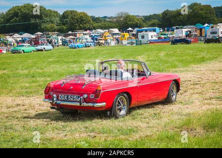 Un'auto sportiva britannica MGB open-top rossa dalla 1970s in mostra alla fiera Heddington Country Fair nel Wiltshire Inghilterra UK Foto Stock