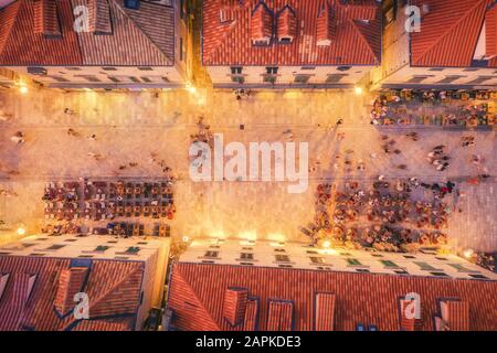 Vista aerea delle case con tetti rossi di notte a Dubrovnik Foto Stock