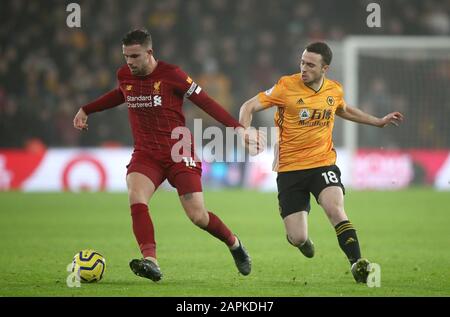 Jordan Henderson di Liverpool (a sinistra) e la battaglia di Diogo Jota di Wolverhampton Wanderers per la palla durante la partita della Premier League a Molineux, Wolverhampton. Foto Stock